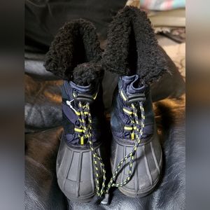 HOST PICK! 🎉🎊Timberland kids snow boots sz7M